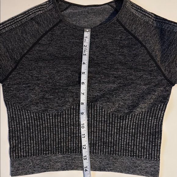 Fabletics Gray Ribbed Raglan Crop Top excercise - Picture 7 of 8